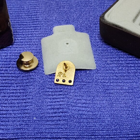 O.C. Tanner Freeman Hospital 35 Year Service Lapel Pin 10K Gold W/ Original Box - Picture 6 of 10